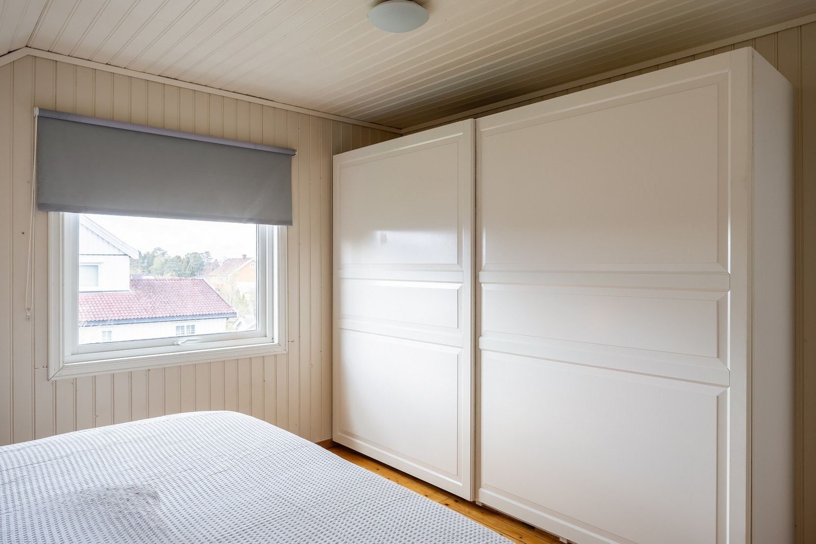 Stor skyvedørsgarderobe. Galleribilde