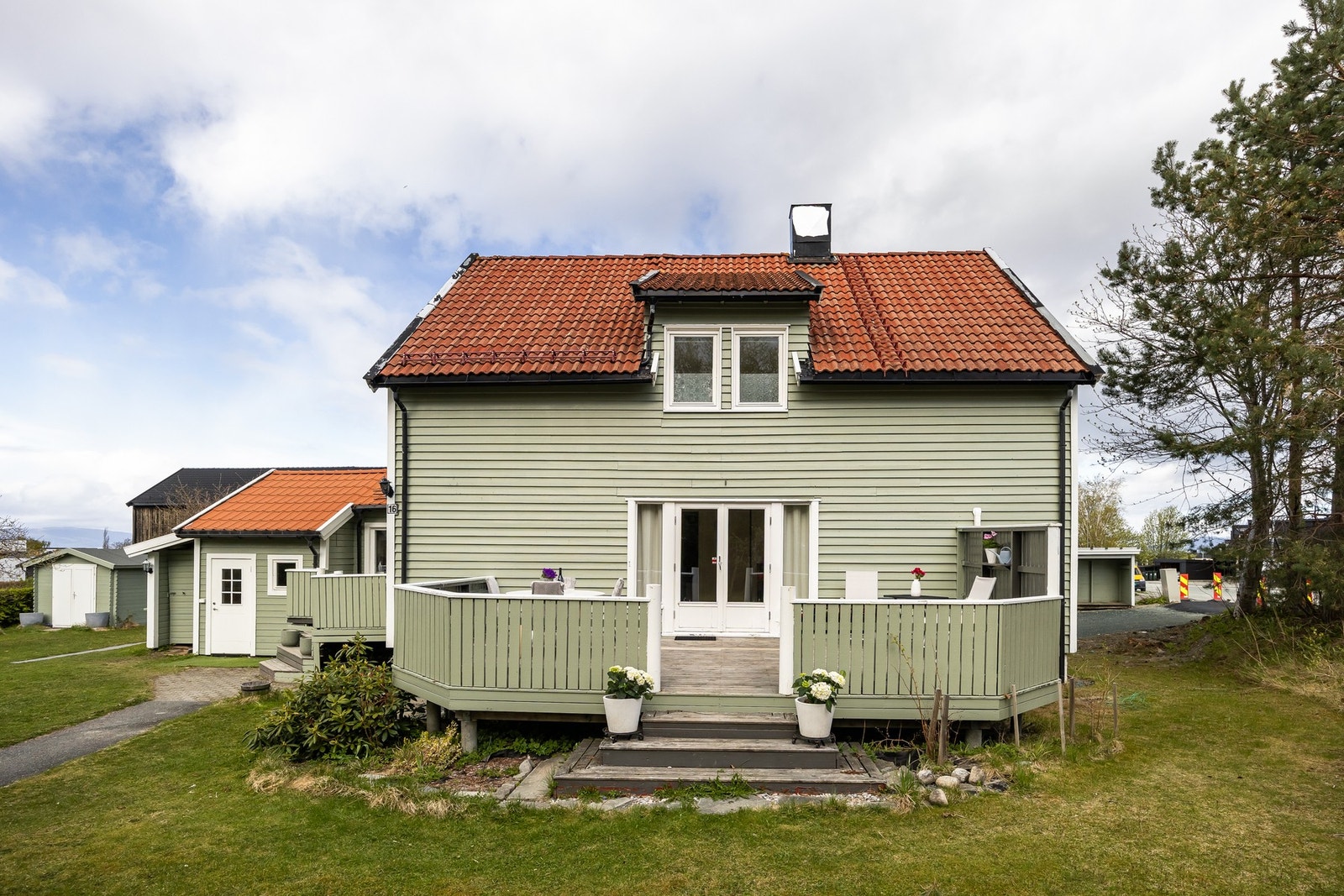 Stor terrasse med gode solforhold på sommerstid. Galleribilde