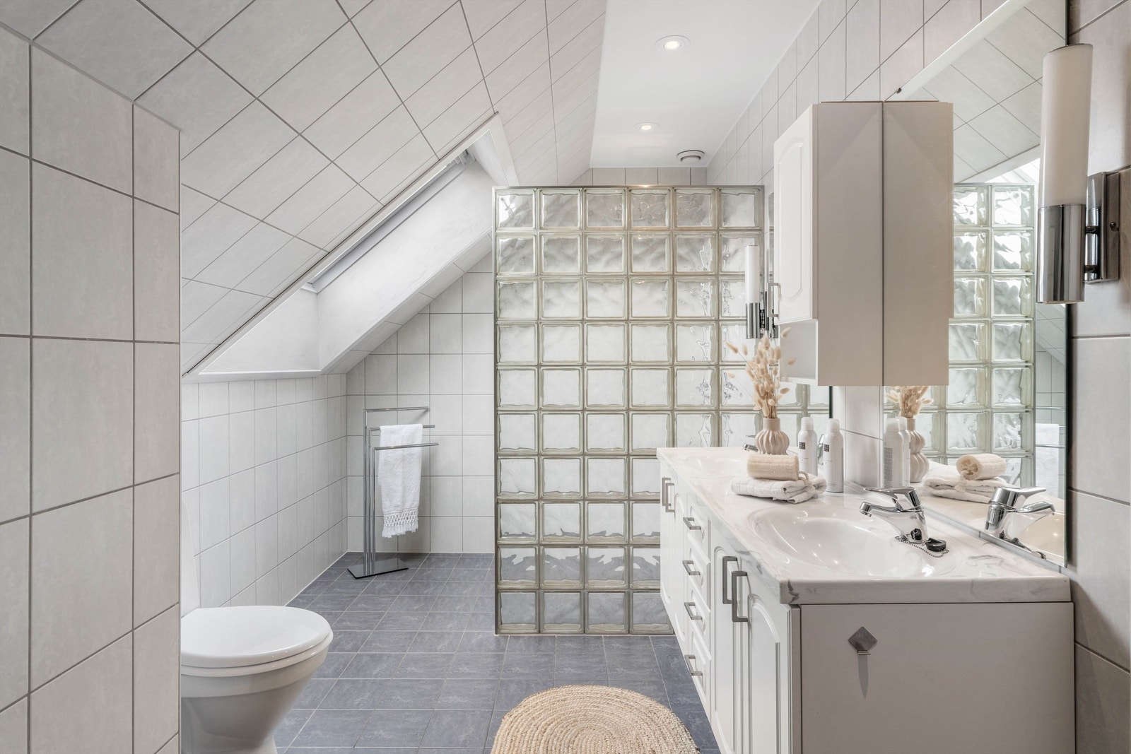 Badet ble pusset opp av fagfolk i 2009. Her er det wc, stor dusjnisje og innredning med dobbel servant. Galleribilde