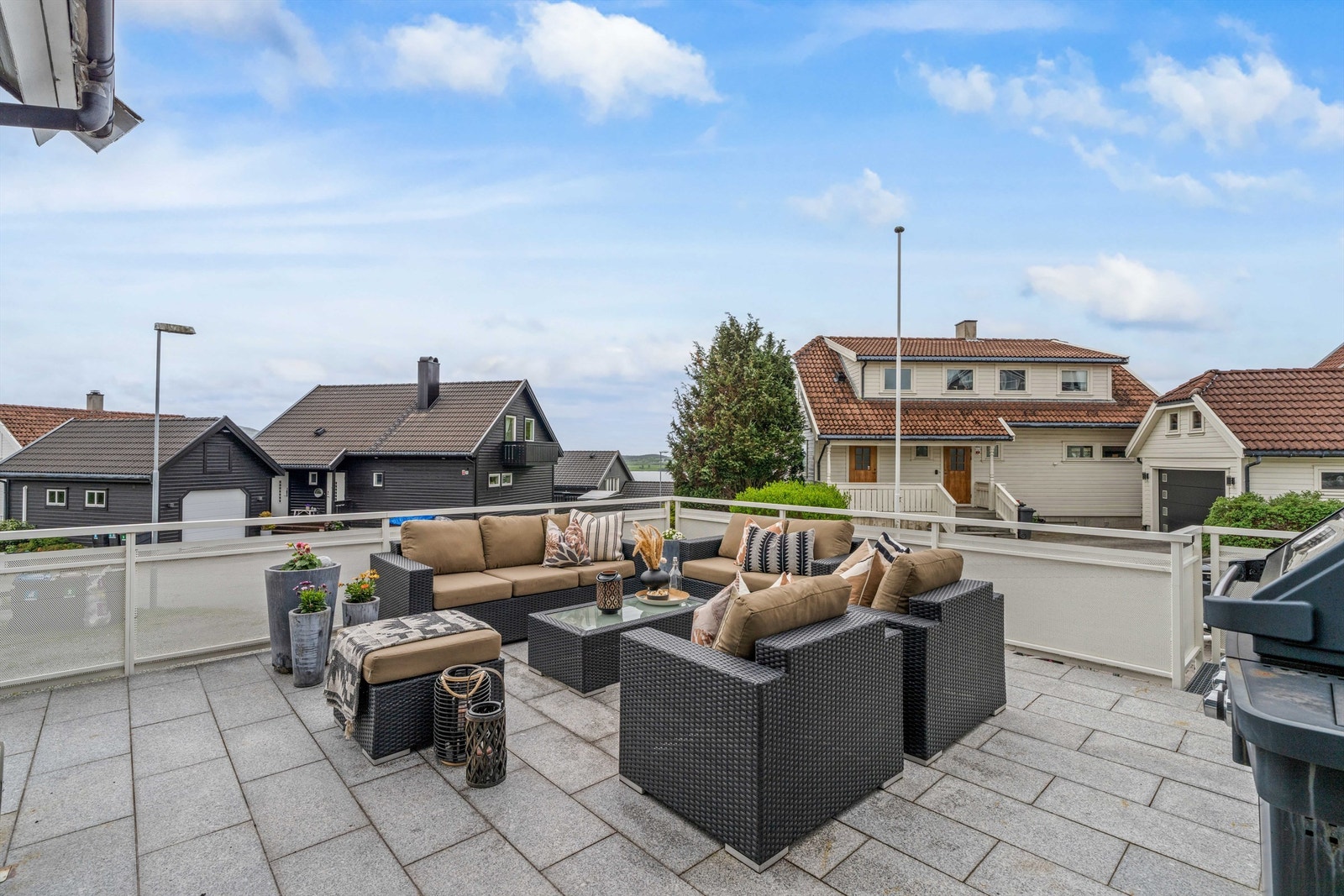 Terrasse utenfor stuen i 1 etasje er belagt med granittfliser. Galleribilde
