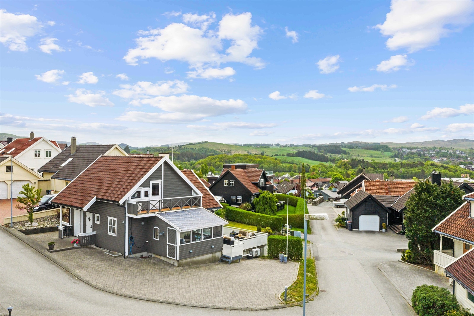 På begge sider av huset er det sjeldent god plass til parkering, så her der det perfekt også hvis du trenger plass til tilhenger/båthenger, campingvogn, bobil osv.
Foto: Martin Nordbø Galleribilde