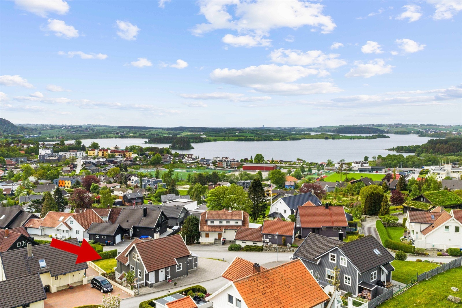 Høydefoto av området. I forkant ses flotte Frøylandsvatnet, med sine turstier og attraktive rekreasjonsareal.
Vi takker for interessen så langt og ønsker velkommen til visning. Ta gjerne kontakt ved spørsmål og husk påmelding. Galleribilde