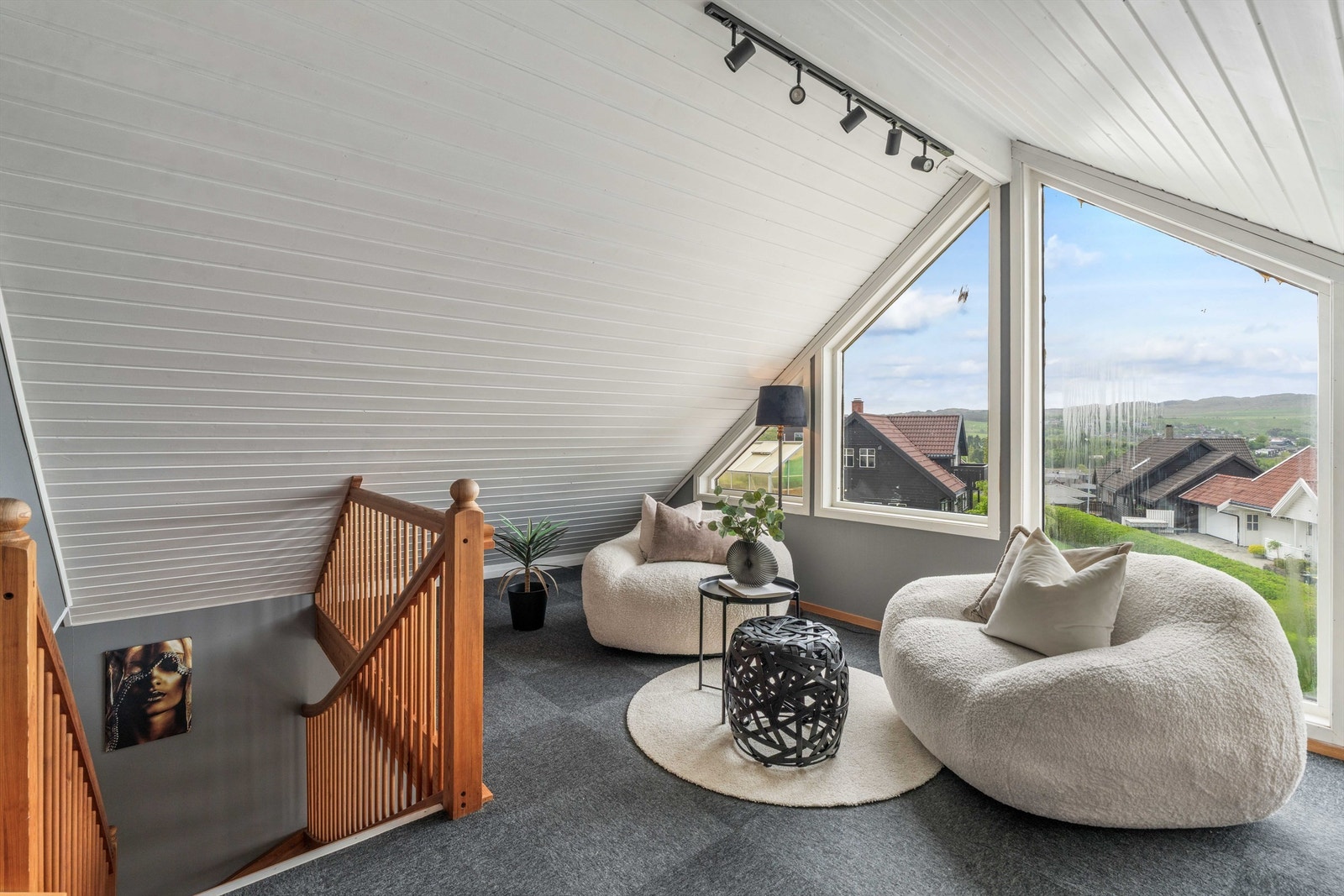 Lofstue (Hems på originale tegninger)
Her er det en virkelig flott utsikt og en perfekt plass for å nyte en god bok, kanskje ha som hjemmekontor. Mulighetene er mange etter ønske og behov. Galleribilde