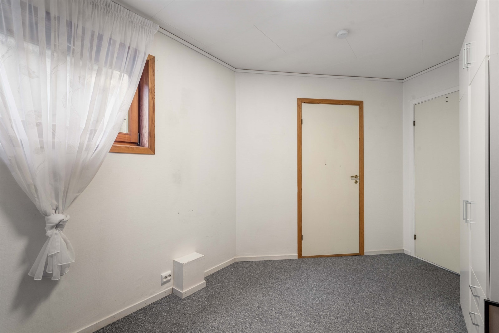 Soverom nr. 2 i utleiedel. Dør til høyre er ut til gangen, mens dør til venstre er til bod. Galleribilde