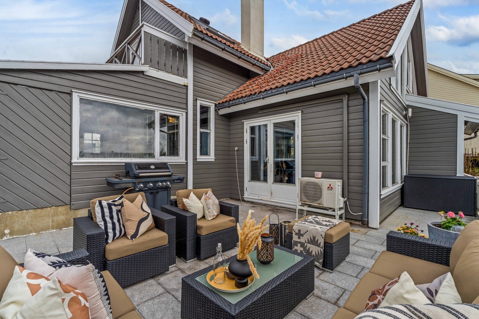 Uteplass terrasse med tilkomst fra stue i 1 etasje, eller trapp fra gårdsrommet. Galleribilde