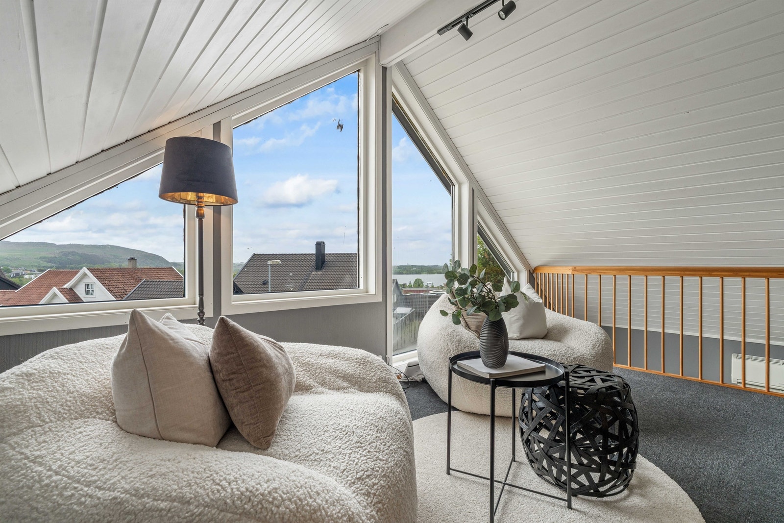 Loftstue / hems Galleribilde