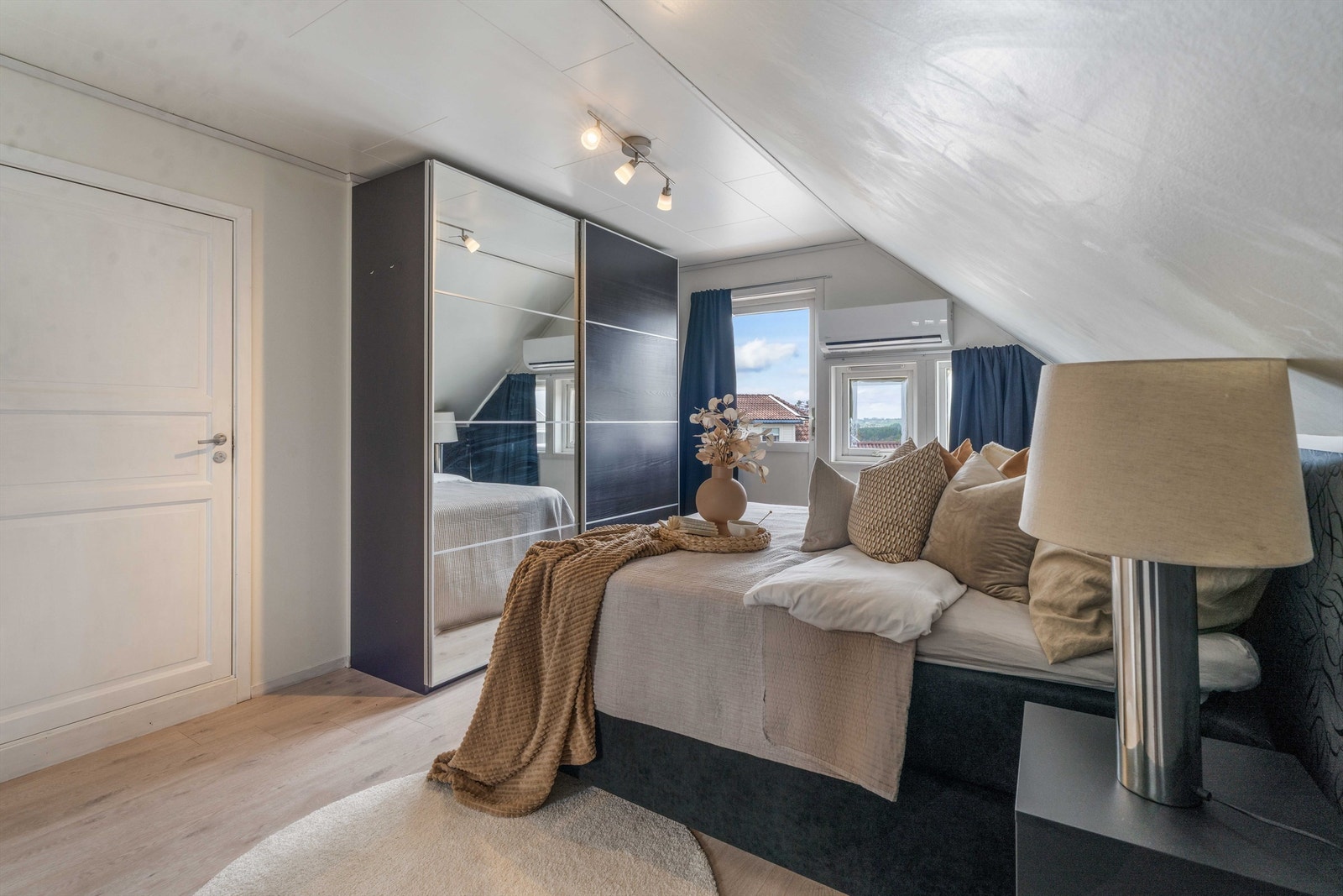 Hovedsoverom, med skyvedørsgarderobe. Galleribilde