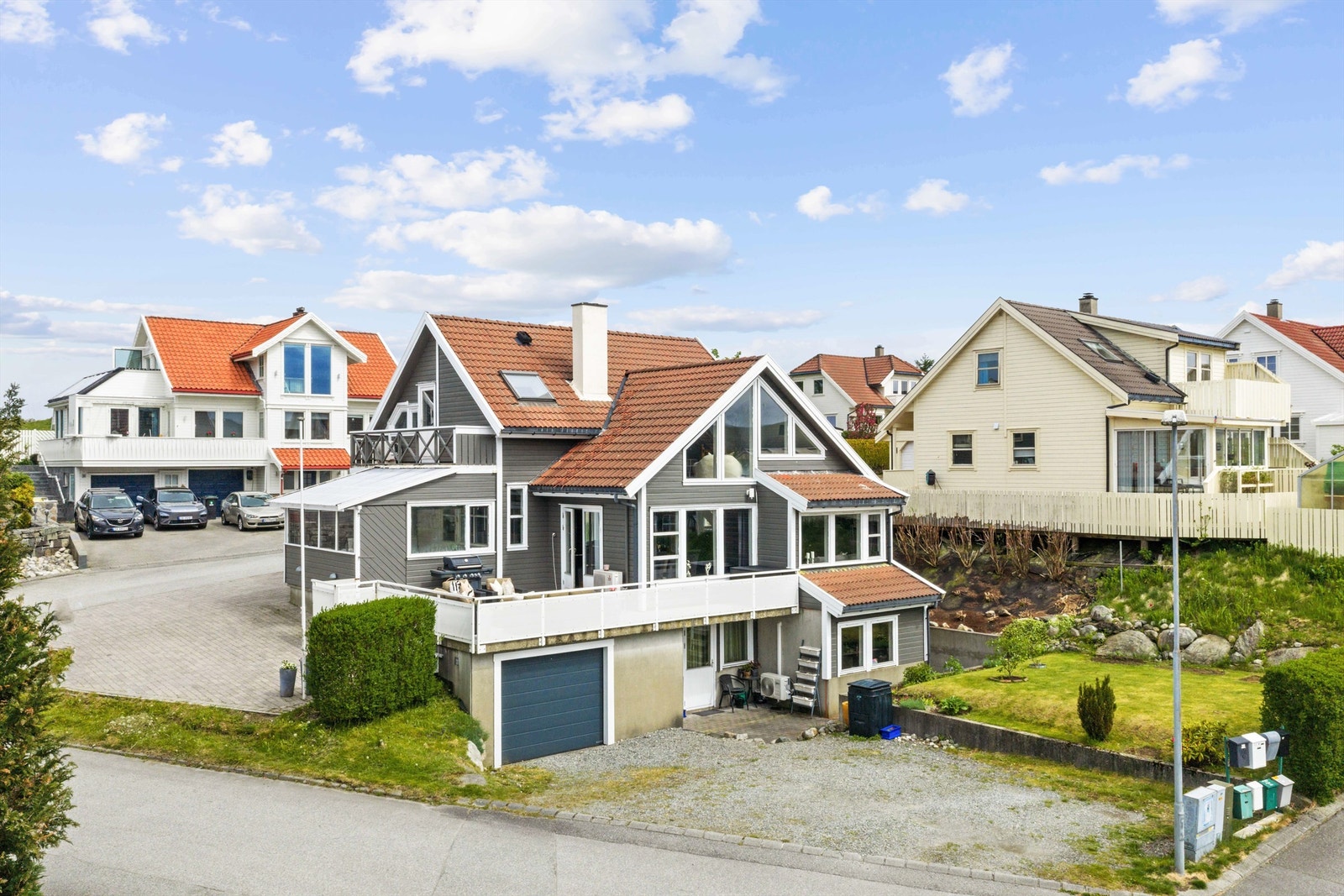 Velkommen til Tuftevegen 54, en innholdsrik enebolig med godkjent utleiedel. Huset går over 3 plan og har et romslig parkeringsareal, garasje, flott utsikt m.m.
Krogsveen v / Tom Christer Hovde, ønsker velkommen til visning.
Foto: Martin Nordbø Galleribilde