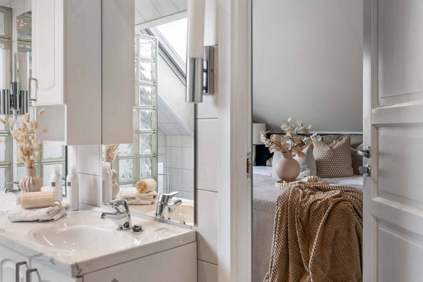 Badet har direkte dør inn til hovedsoverommet. Galleribilde