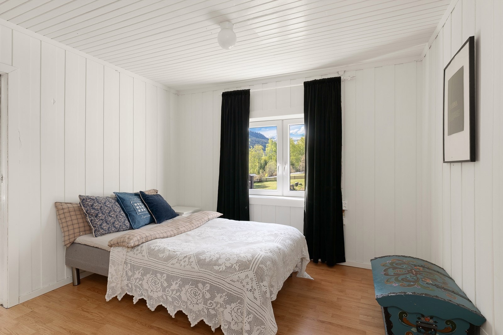 Romslig soverom med plass til seng og oppbevaring. Galleribilde