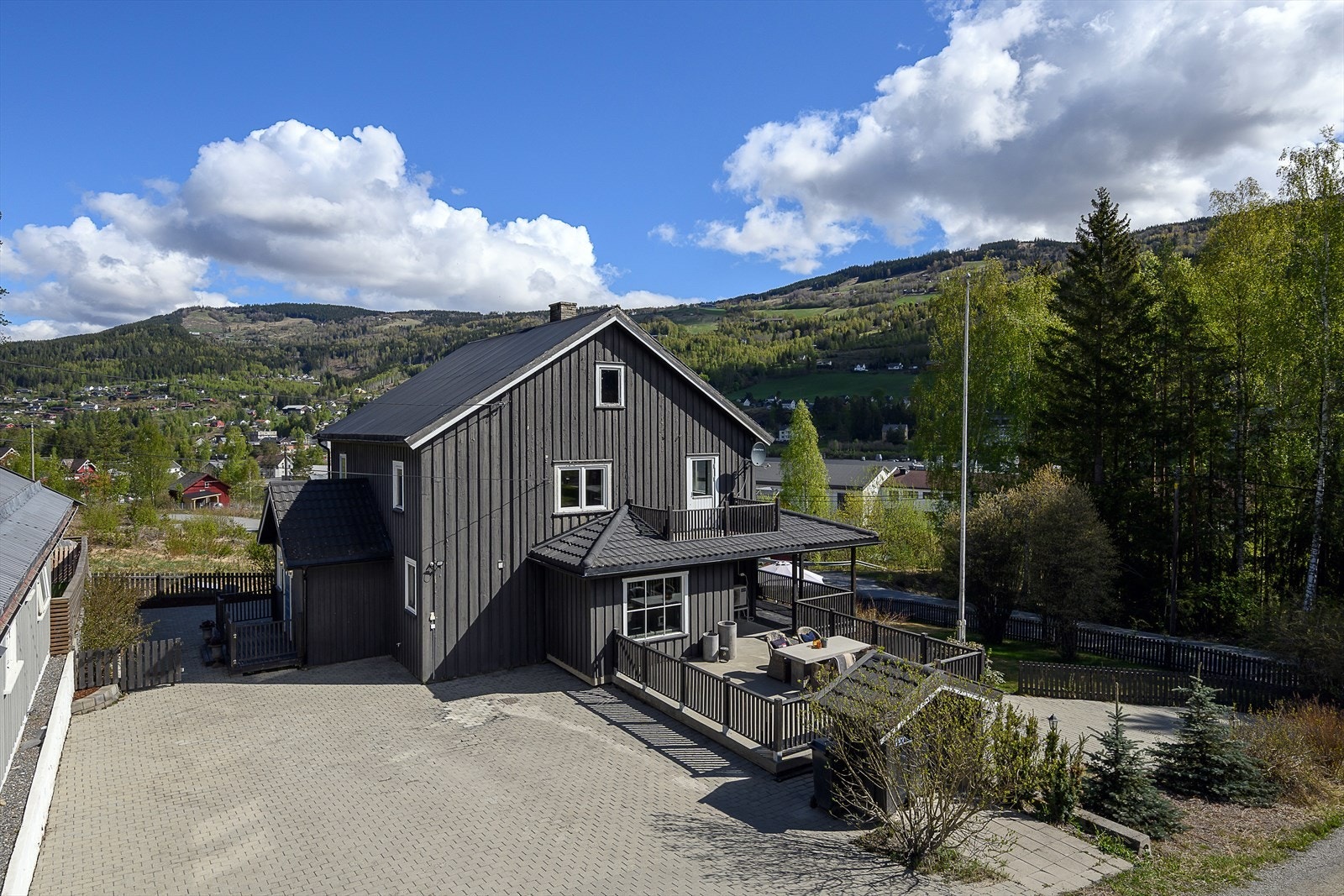 Eiendommen har et pent opparbeidet uteområde med belegningsstein, terrasser, plenareal m.m. Galleribilde
