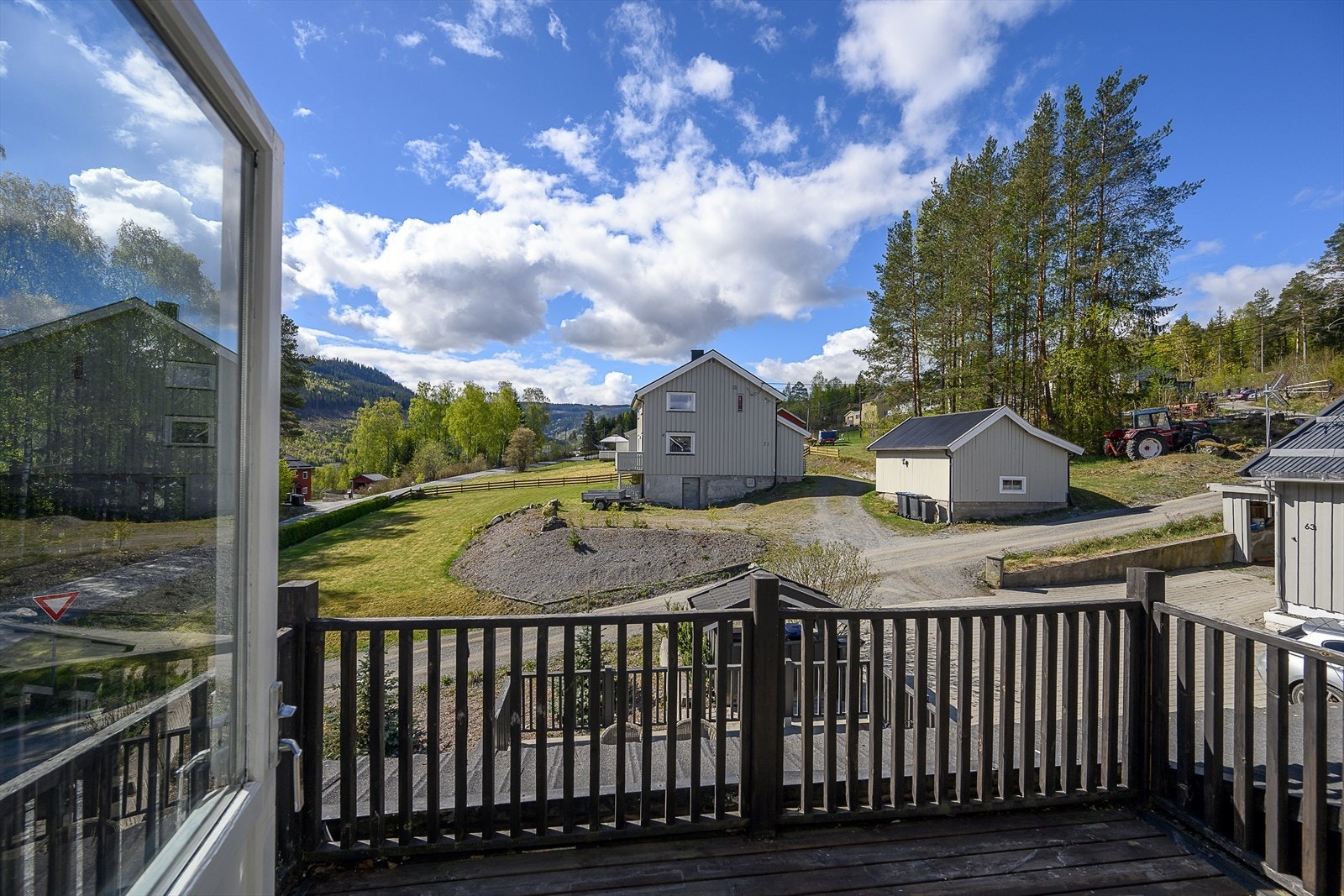 Fra andre etasje er det utgang til en egen veranda med impregnert terrassegulv. Galleribilde