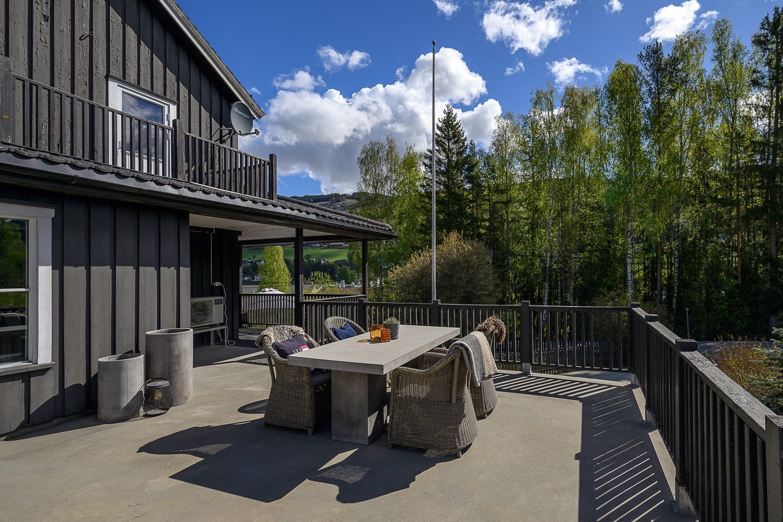 Eiendommen har et samlet terrasse- og balkongareal på 105 m², fordelt på flere uteplasser. Galleribilde