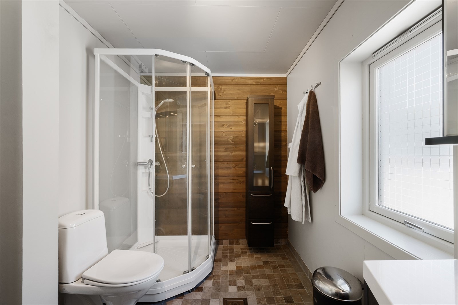 Badet i andre etasje er utstyrt med dusjkabinett, toalett og servant. Galleribilde