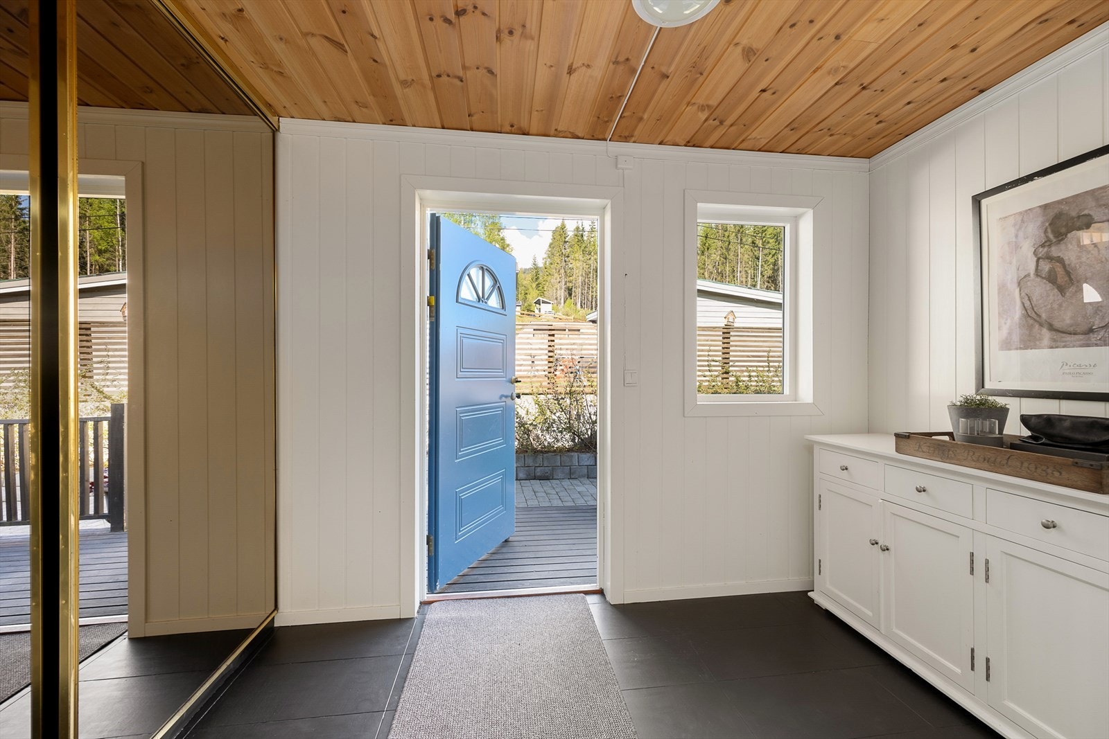 Velkommen inn i entrè med skyvedørs garderobe og plass til kommode! Galleribilde