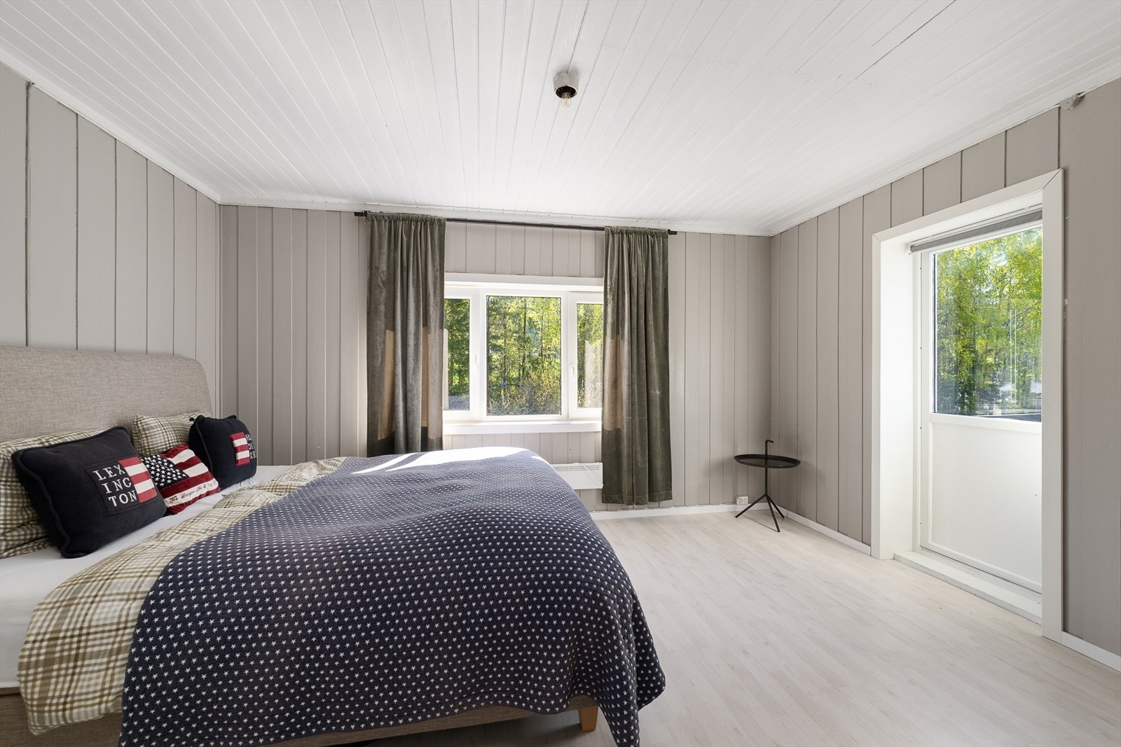 Ett av soverommene i andre etasje har direkte utgang til veranda. Galleribilde