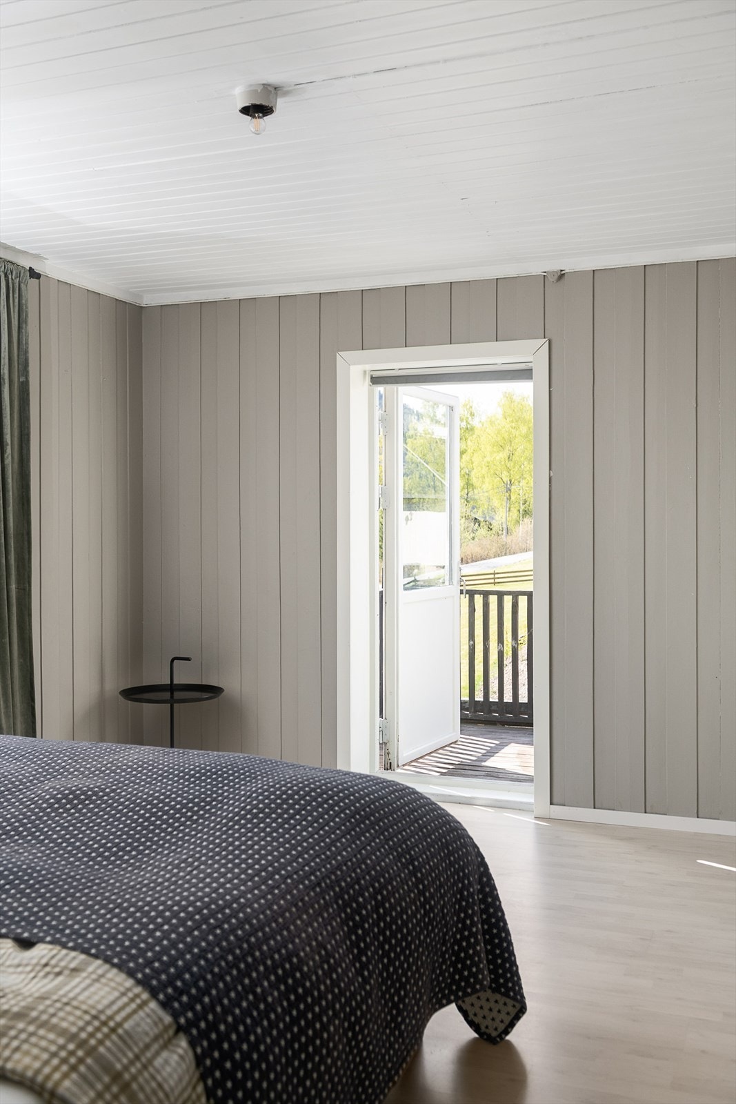 Verandadøren gir enkel tilgang til uteområdet fra soverommet. Galleribilde
