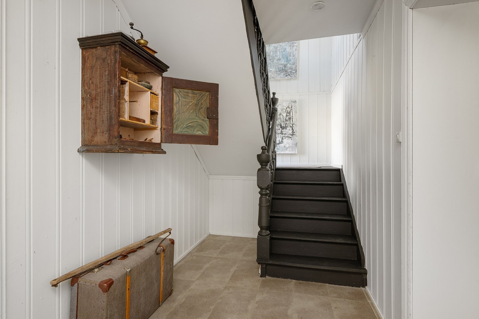 Malt heltrestrapp med profilerte detaljer forbinder første og andre etasje. Galleribilde