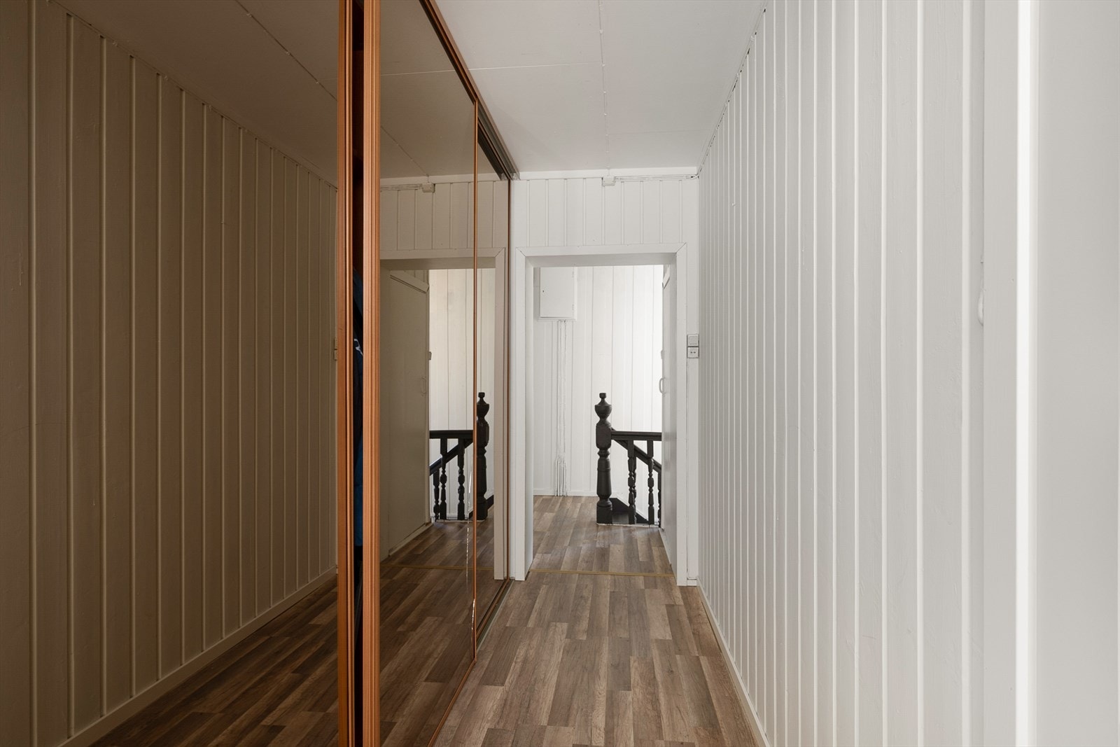 Gang med skyvedørsgarderobe gir gode oppbevaringsmuligheter. Galleribilde