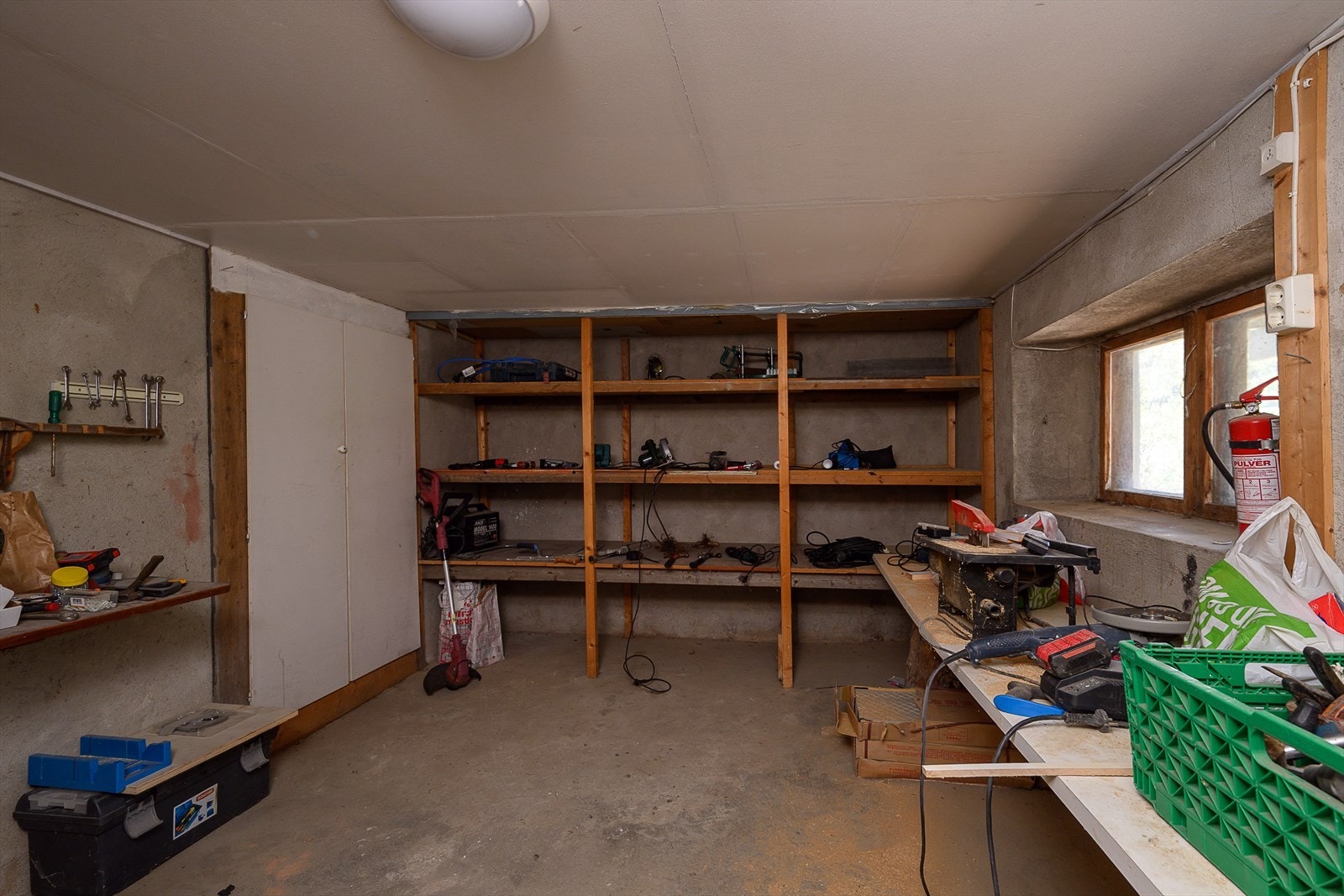 Kjelleren har flere uinnredede rom med støpt gulv og stort potensial for lagring eller verksted. Galleribilde