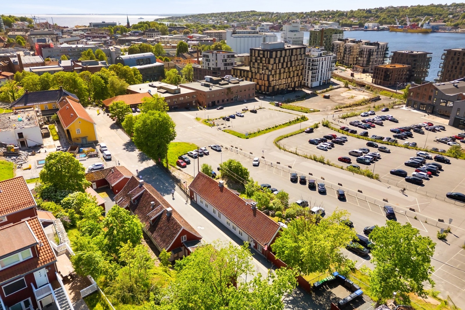 Kort vei til by, sjø og flotte turområder - velkommen til en hyggelig visning! Galleribilde