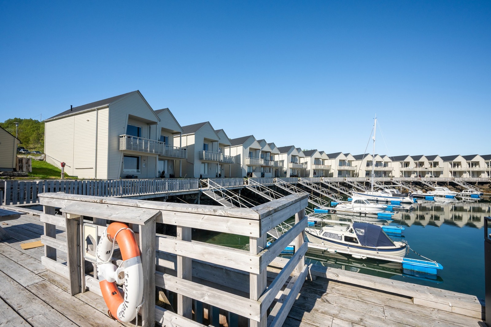 Beliggenheten gir umiddelbar nærhet til sjøen og et yrende båtliv. Fra eiendommen er veien kort til nye opplevelser på fjorden. Galleribilde