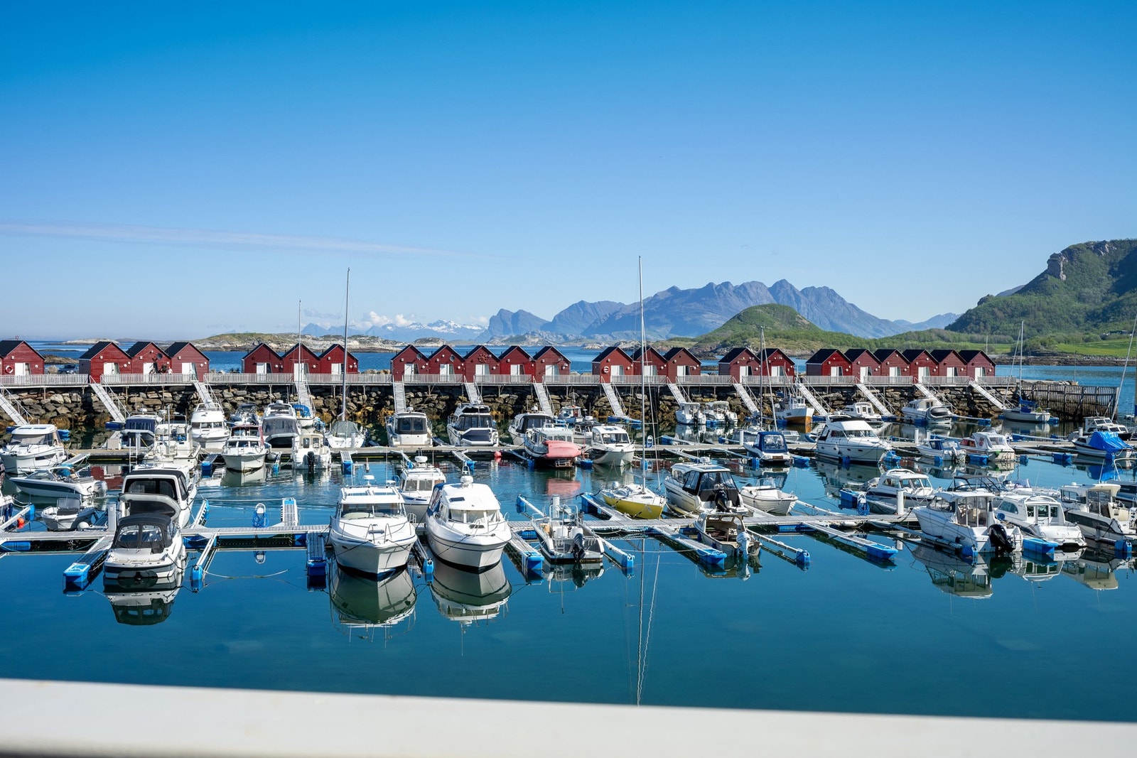 Området byr på flotte rekreasjonsmuligheter, med Løpsstranda og Bremnesstranda bare et steinkast unna. Galleribilde