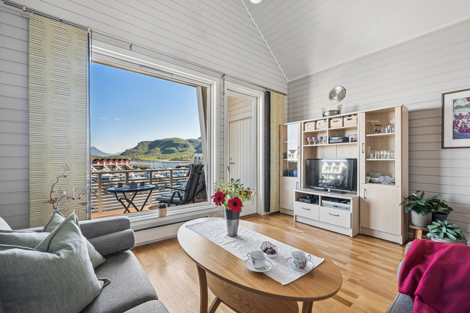 Stuen har parkett på gulvet og malt panel på vegger og i himling, som gir en lys og tidløs ramme. Galleribilde
