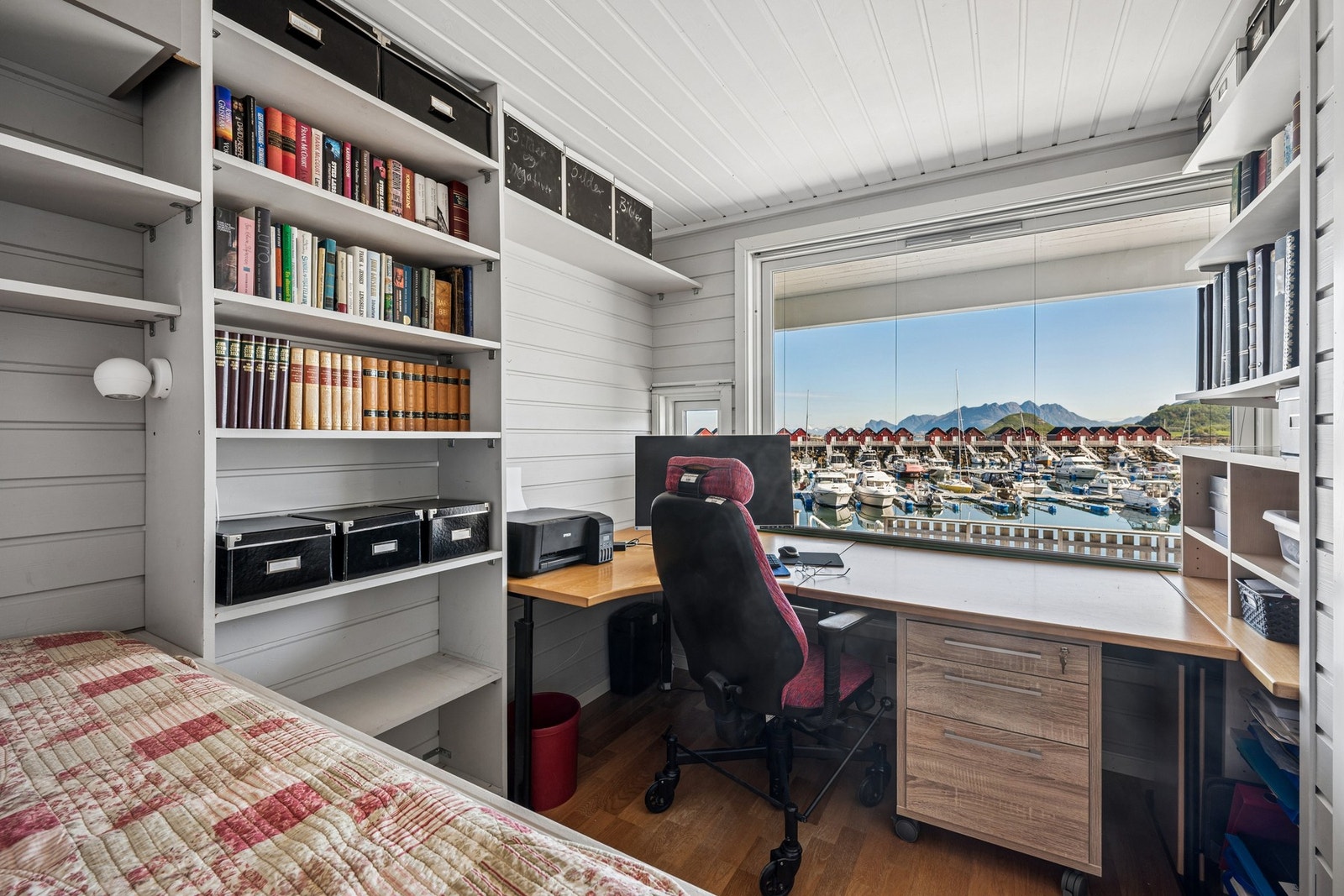 Rommet fungerer utmerket som en kombinasjon av gjesterom og kontorplass, med utsikt mot havnen. Galleribilde