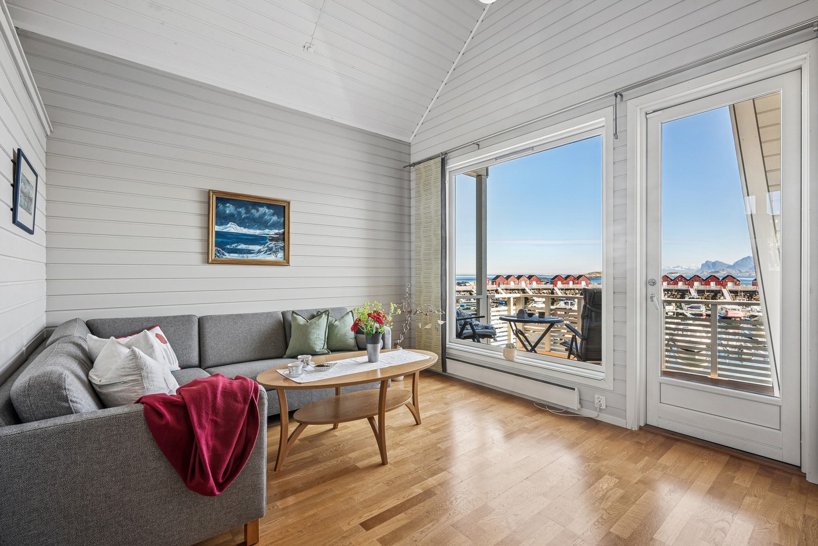 Fra stuen er det direkte utgang til balkongen med flotte sol- og utsiktsforhold. Galleribilde