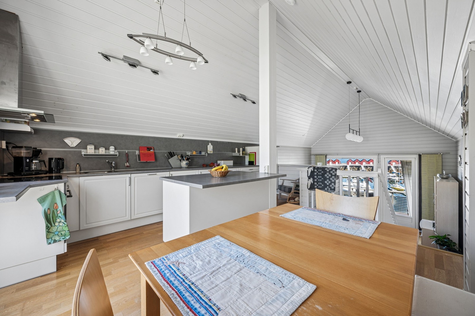 Kjøkkenet har godt med skapplass og en åpen løsning mot spiseplassen. Galleribilde