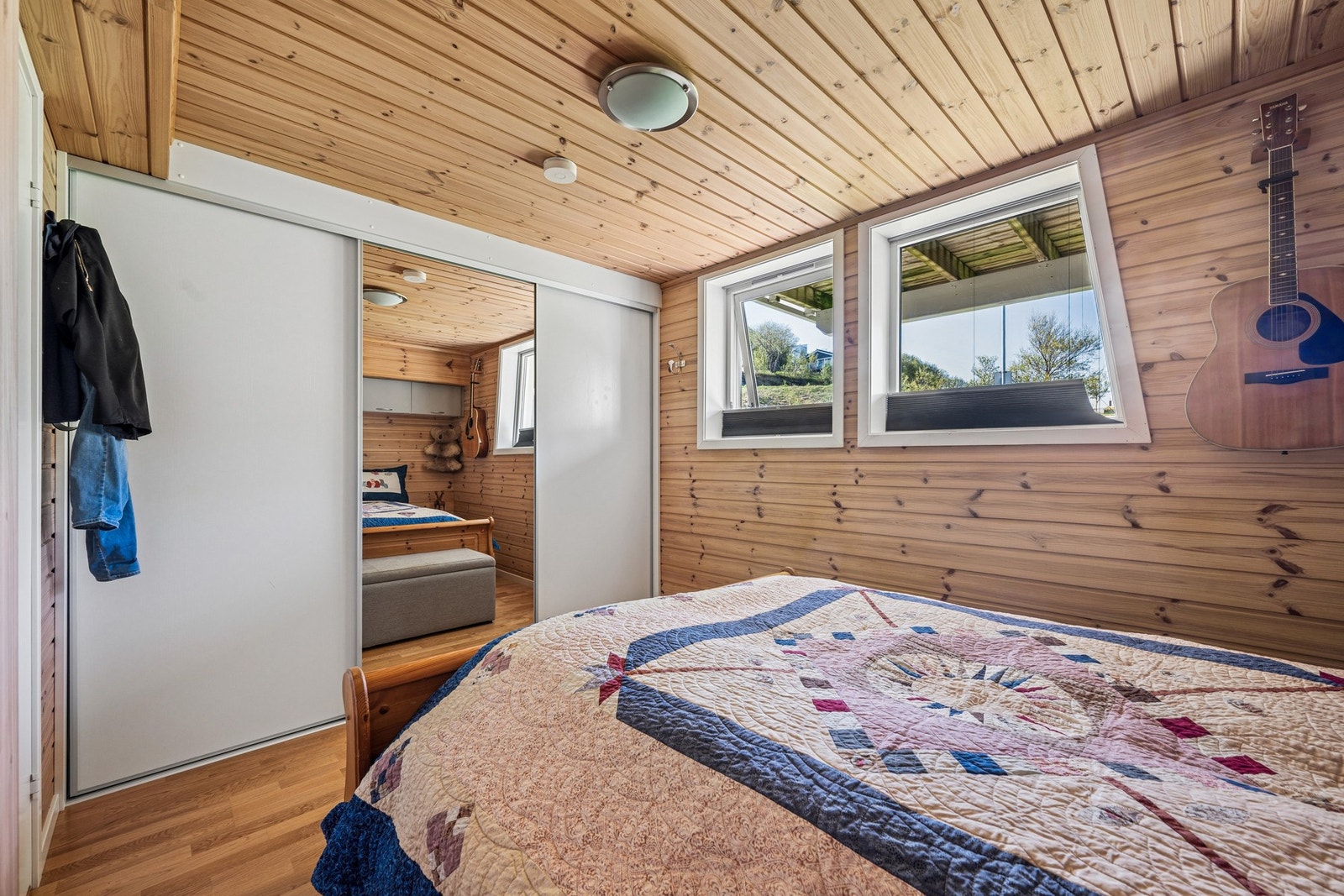 Soverommet er utstyrt med en romslig skyvedørsgarderobe. Galleribilde
