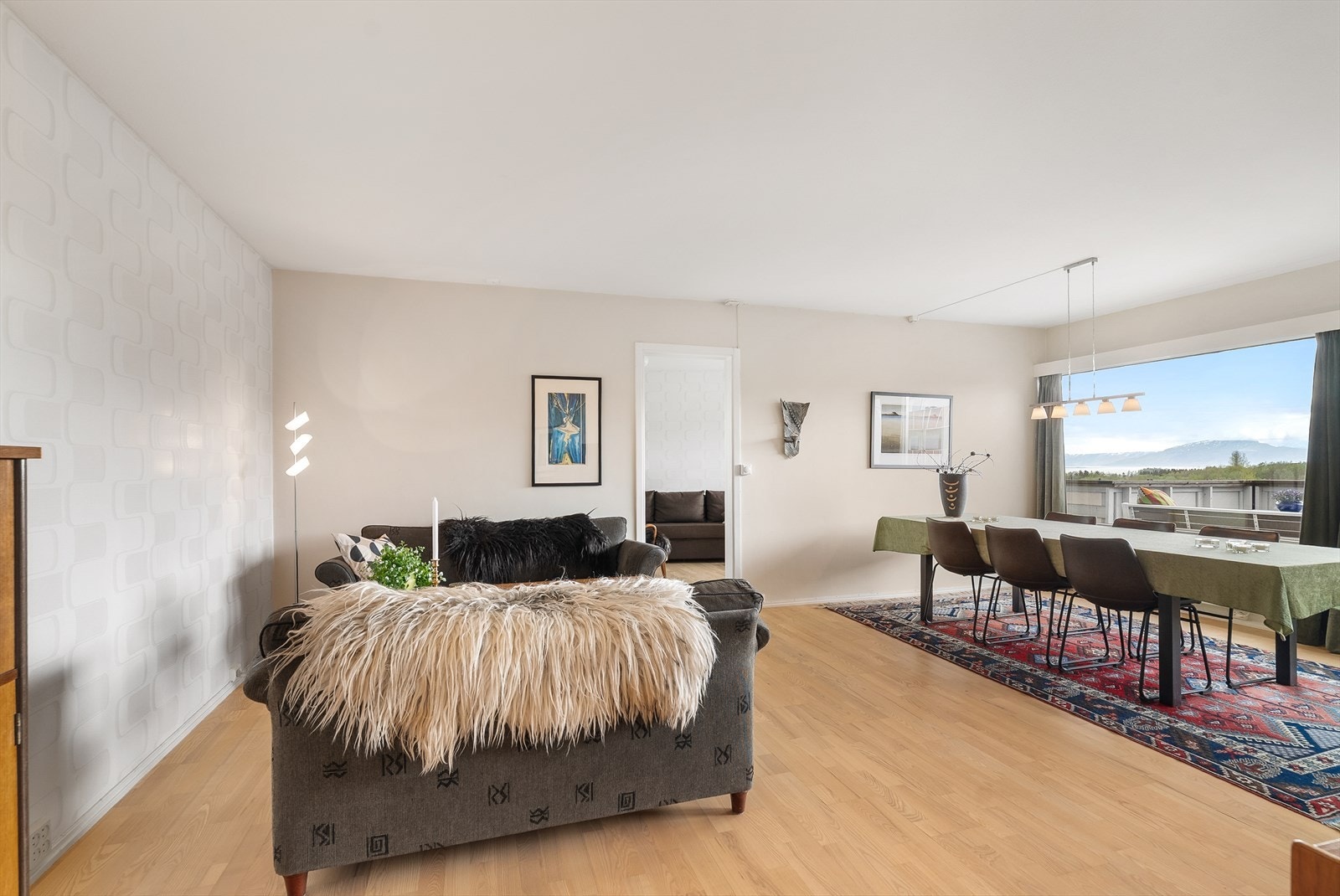 Romslig stue med god plass for møblering. Galleribilde