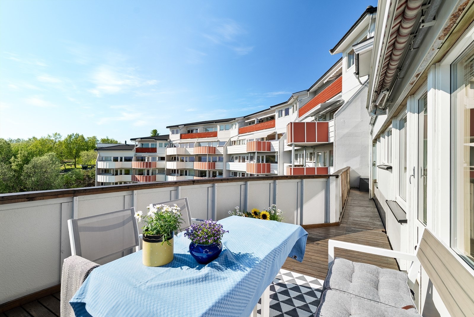 Stor terrasse med plass for utemøbler. Galleribilde