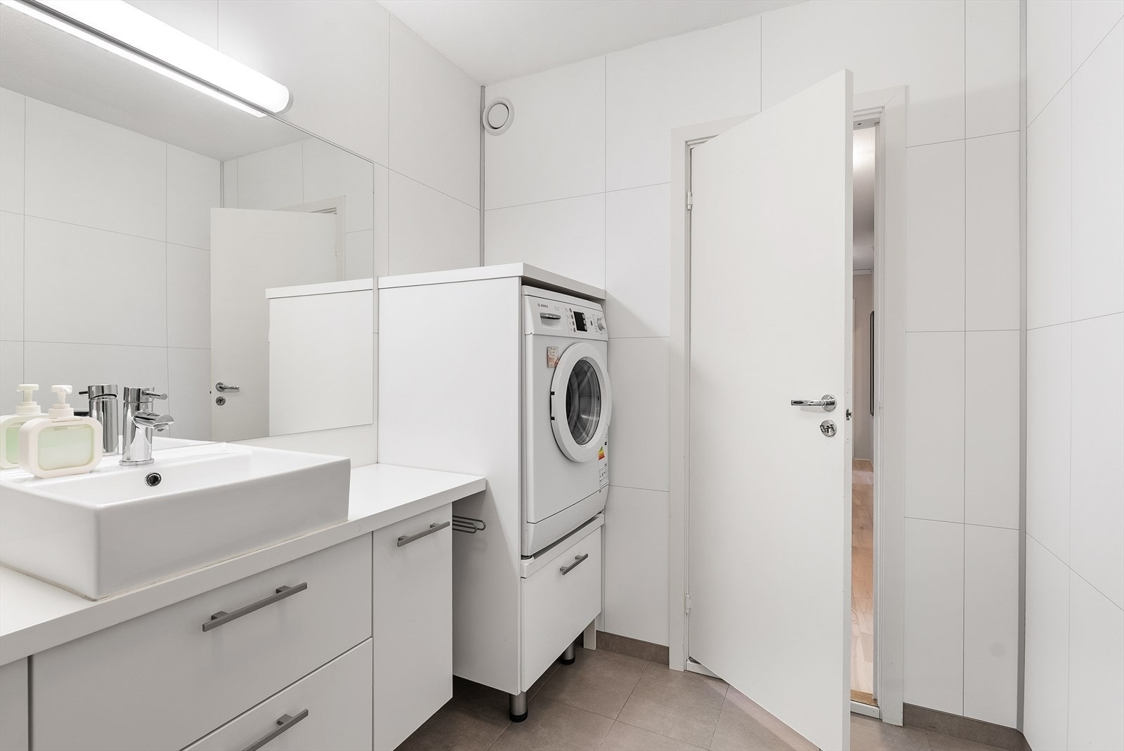 Godt med oppbevaringsplass og opplegg for vaskemaskin. Galleribilde