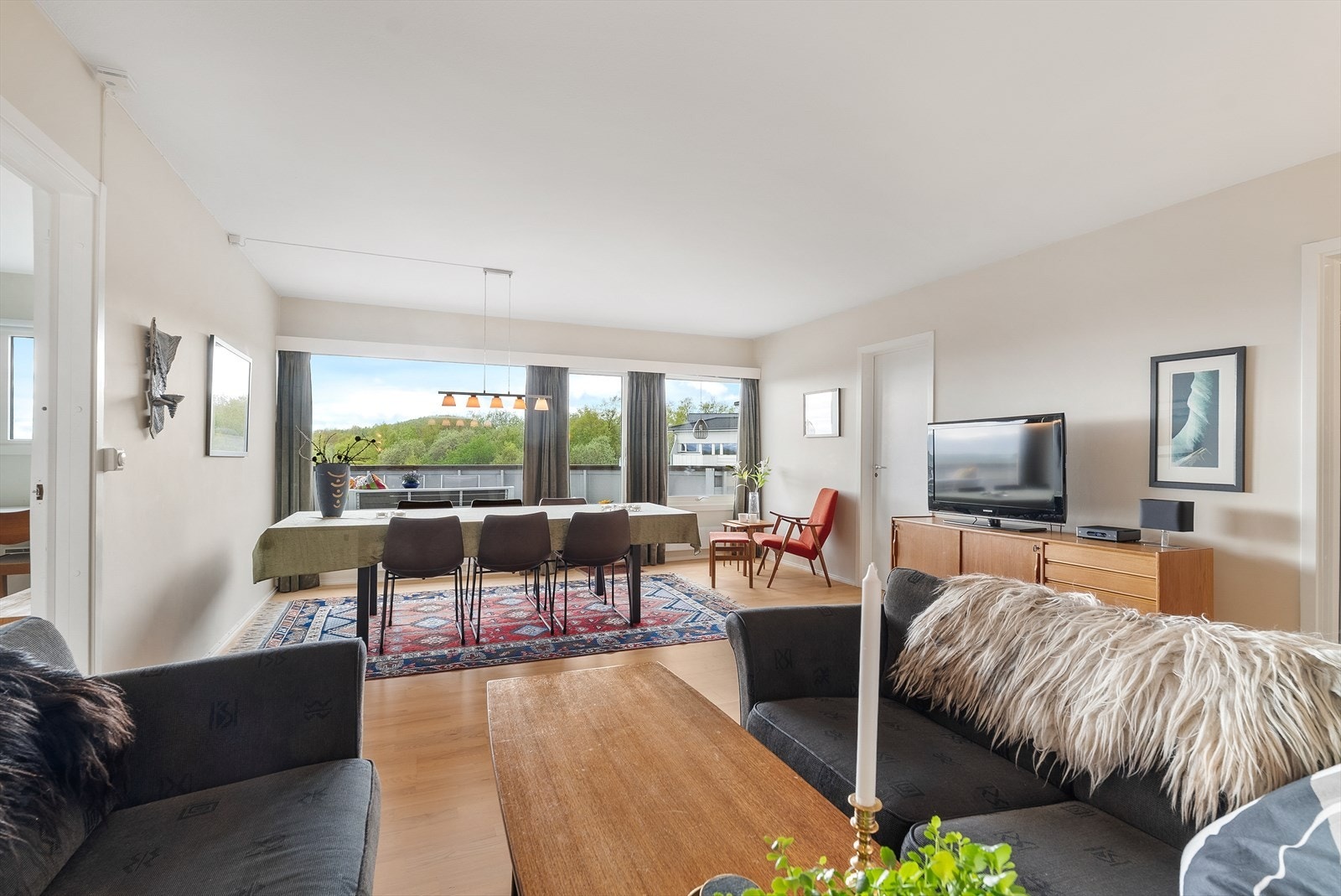 God plass for spise og sofagruppe. Galleribilde