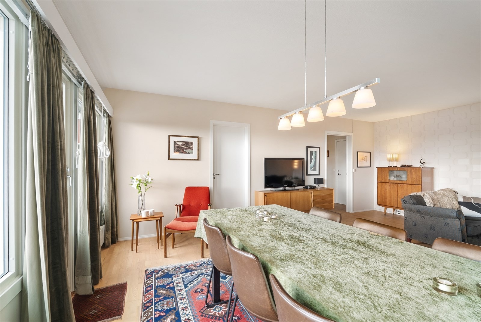 God plass for stor spisegruppe. Galleribilde