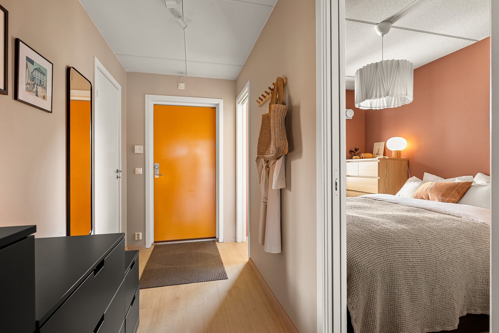 Praktisk entré/gang med god plass til oppheng av yttertøy og plassering av sko. Galleribilde