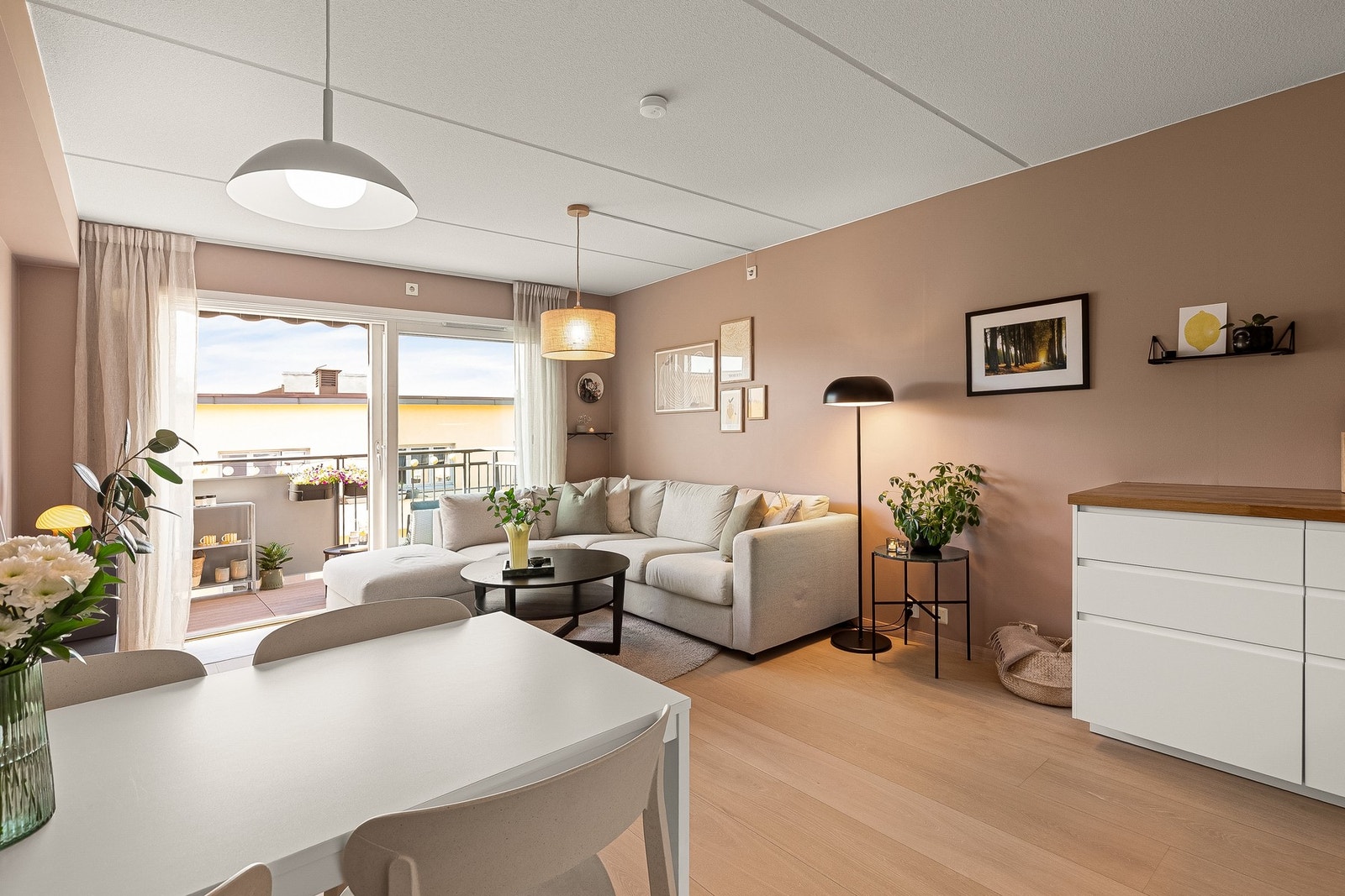 Kombinasjonen av intern beliggenhet høyt i bygget, store vindusflater og gjennomgående planløsning skaper rikelig med naturlig lys og en god romfølelse. Galleribilde