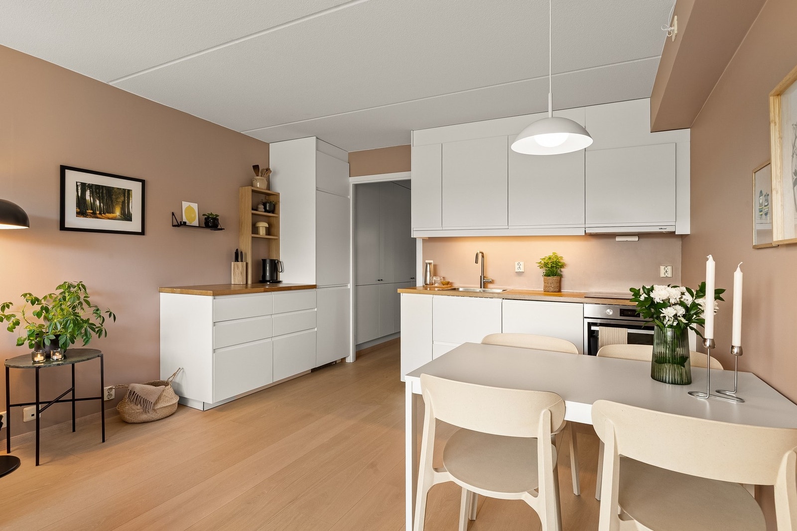 Leiligheten har en åpen kjøkkenløsning mot stuen med stilren kjøkkeninnredning fra 2021, levert av IKEA. Galleribilde