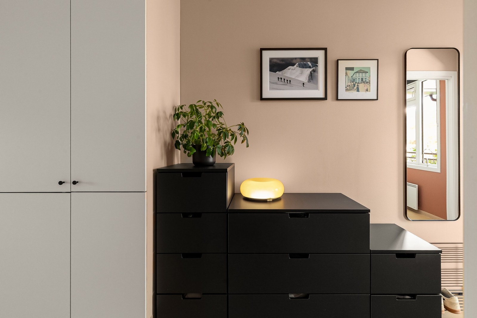 Entréen/gangen har plass til flere garderobeløsninger og fungerer som et flott bindeledd mellom rommene i leiligheten. Galleribilde