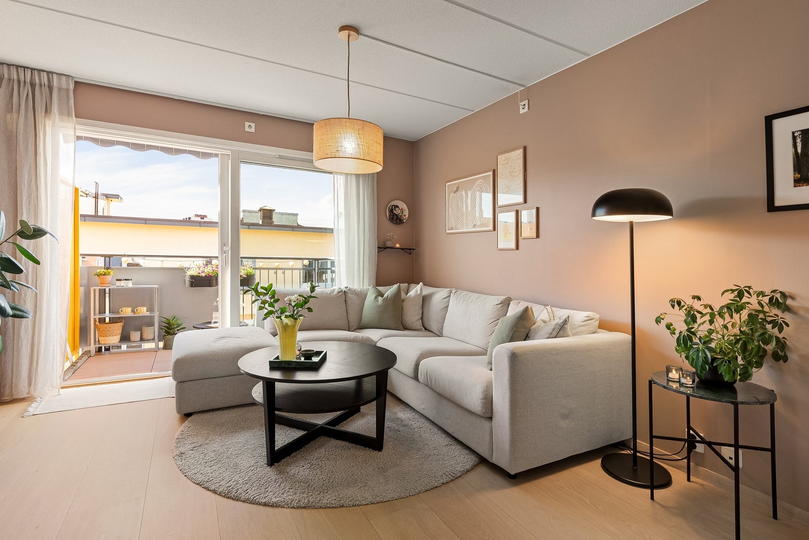 Fra stuen har du direkte tilgang til sydvestvendt balkong på ca. 4,2 m² med meget gode solforhold. Galleribilde
