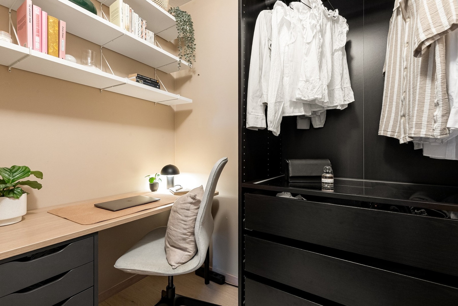 Fra entréen/gangen har man ytterligere oppbevaringsmuligheter i tilknyttet walk-in closet/garderoberom. Galleribilde