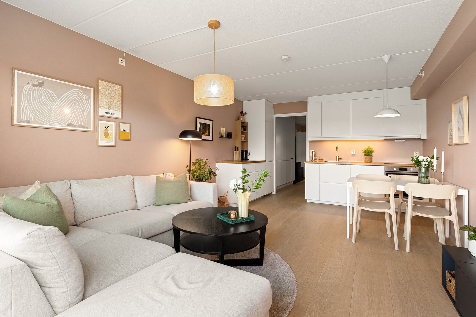Ventilator(Villavent) over stekesone, komfyrvakt samt aquastop/lekkasjevarsler med sensorer og magnetventil er installert. Galleribilde
