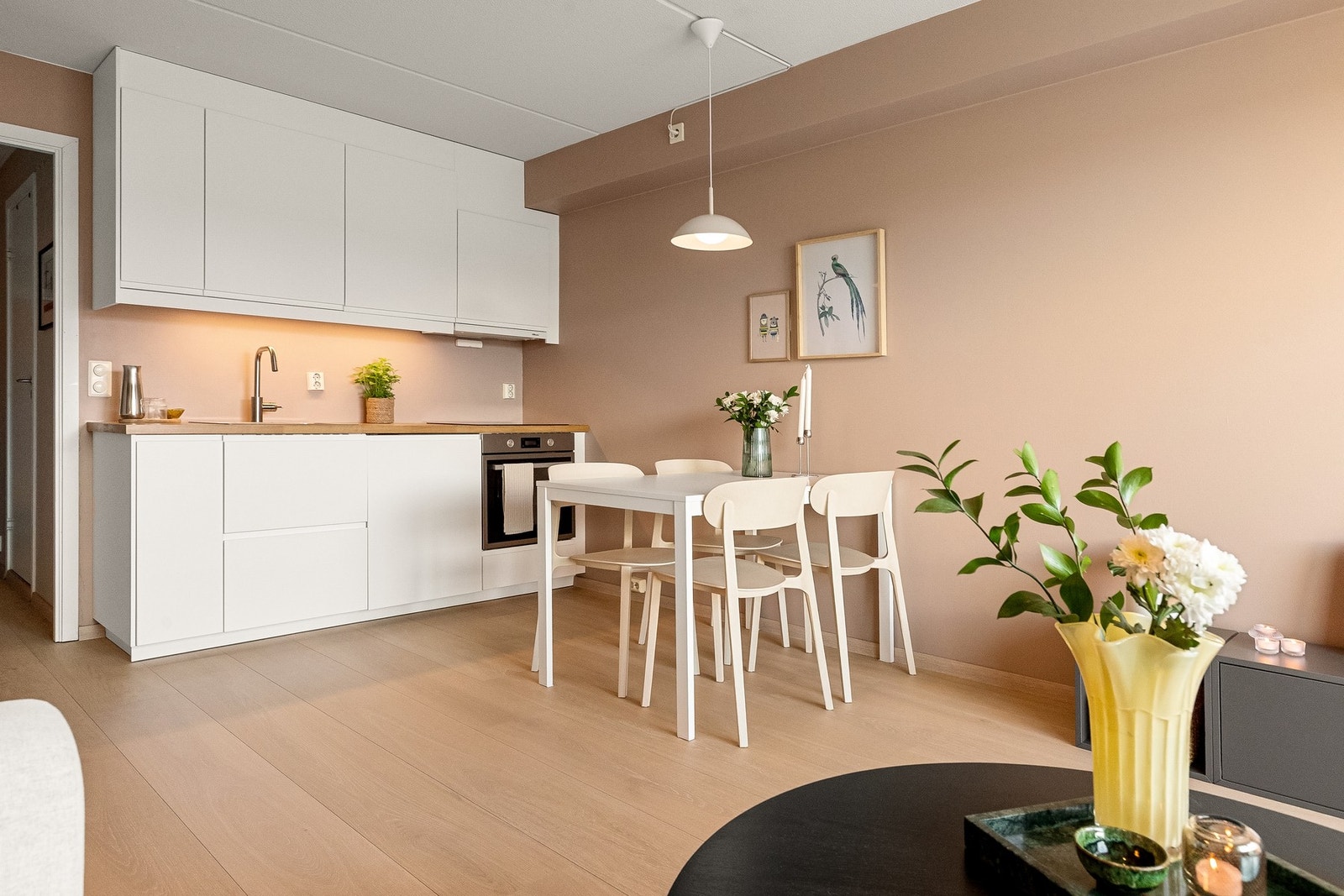 Leiligheten har gjennomgående god standard med flott laminatgulv fra 2022, overflater malt i delikate farger og store vindusflater som gir rikelig med naturlig lys. Galleribilde