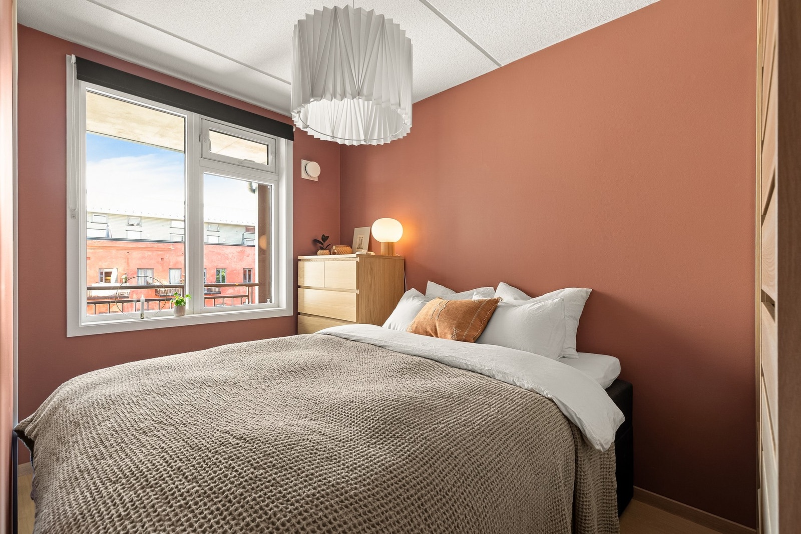Soverom av god størrelse med god plass til stor dobbeltseng, nattbord og annet ønsket møblement. Galleribilde