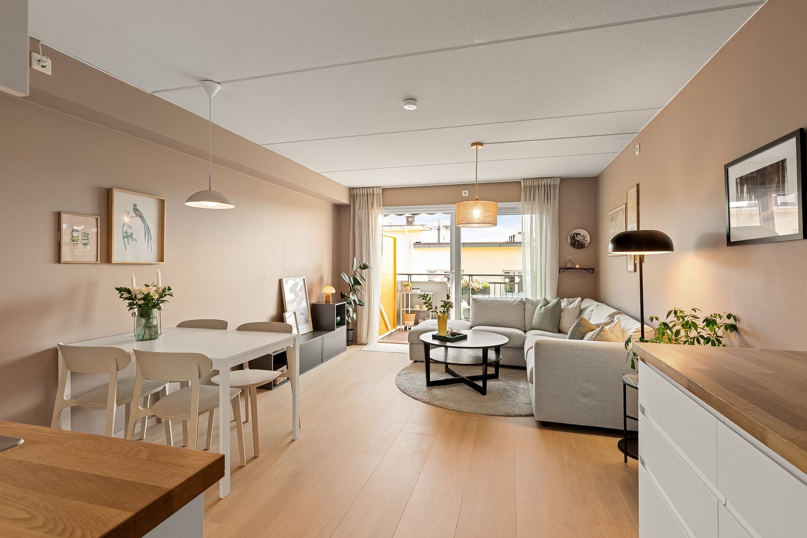 Stuen gir god plass til en fin sofagruppe, mediemøblement, spisestue og annet ønskelig møblement. Galleribilde