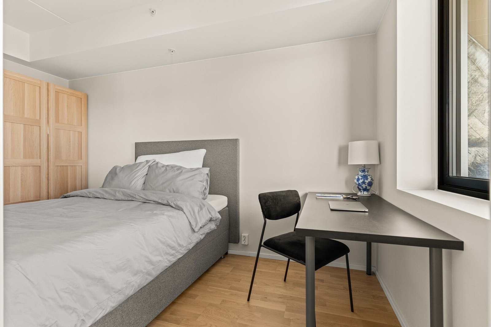 Soverommet er romslig med plass til både garderobe og arbeidsplass, godt egnet for en fleksibel hverdag. Galleribilde