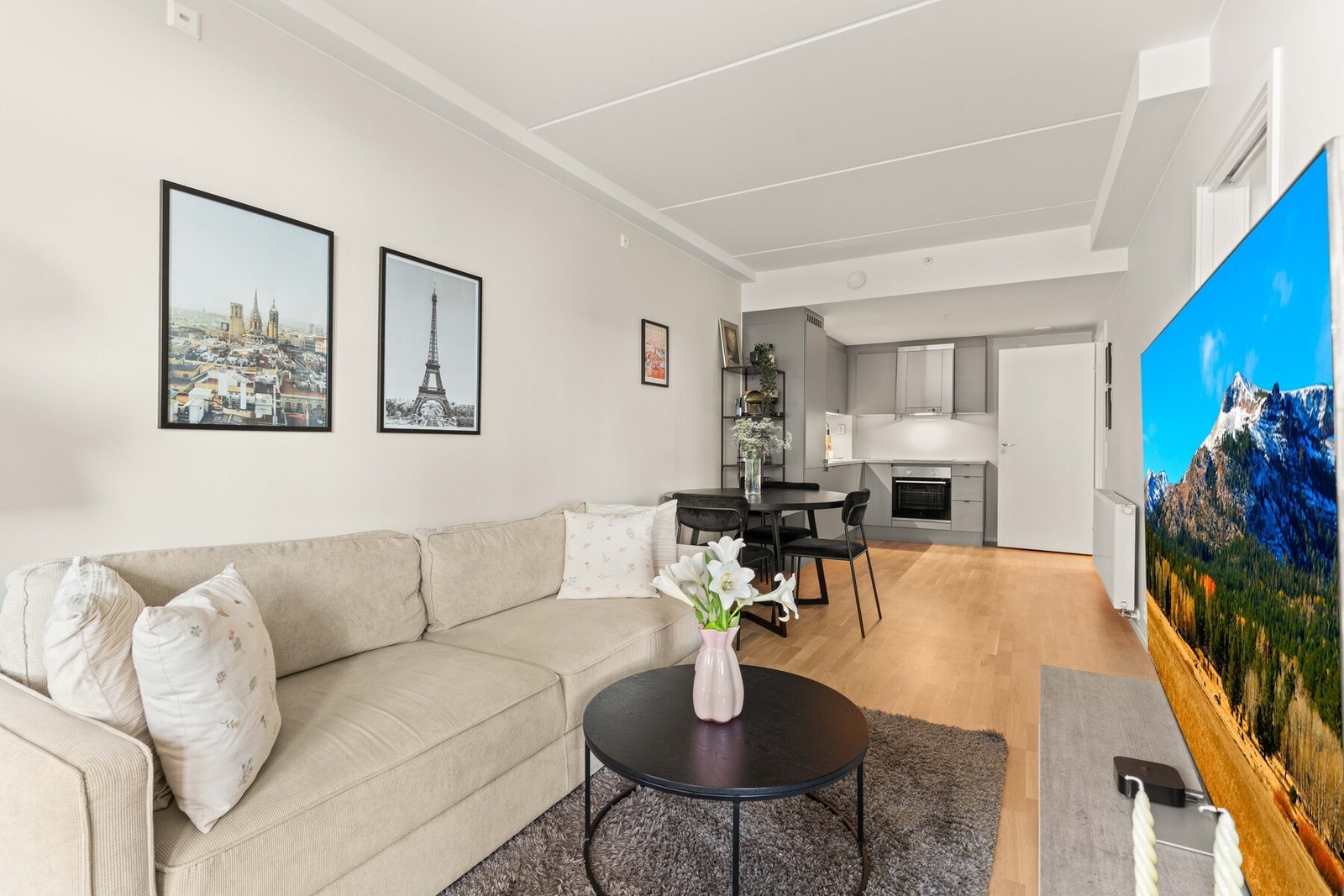 Lys og innbydende med god plass til sofagruppe og TV-løsning. Galleribilde
