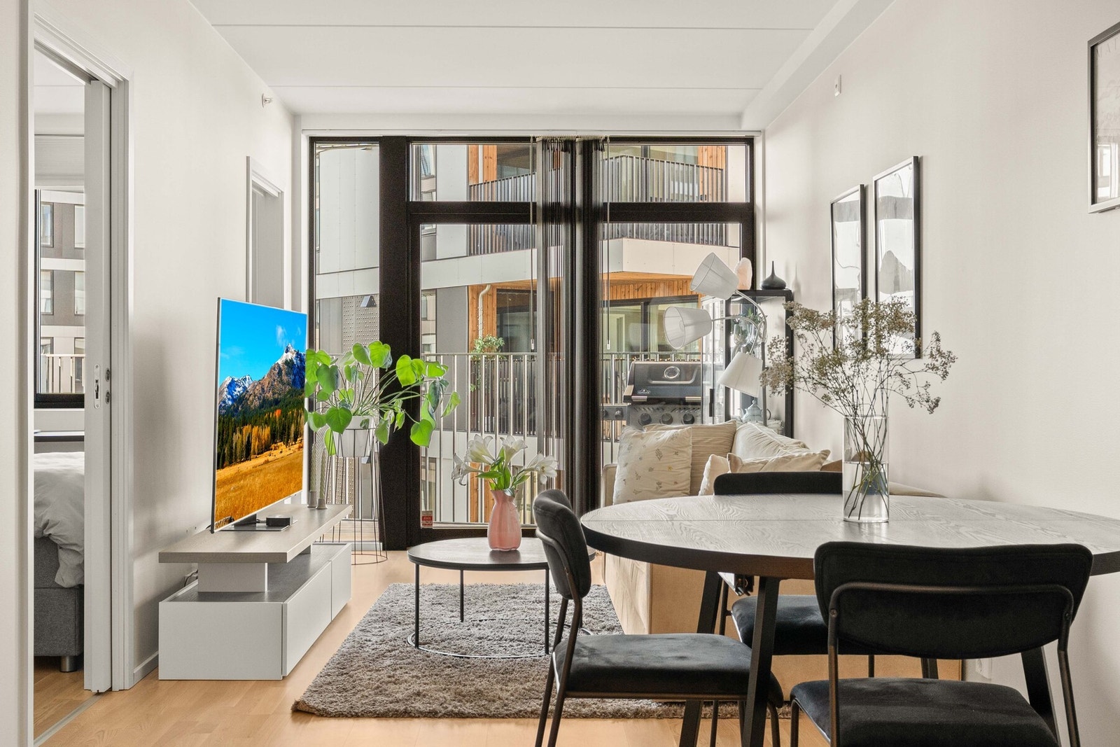 Stuen har store vindusflater og utgang til balkong, som gir godt lysinnslipp. Galleribilde